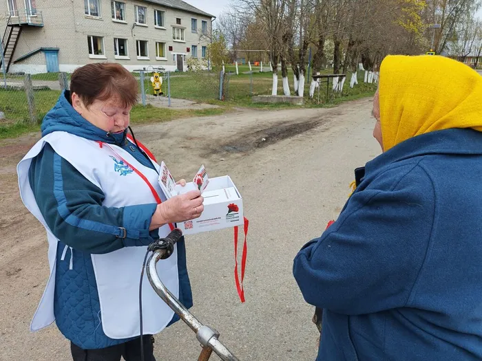 на фотографии участники акции (3)