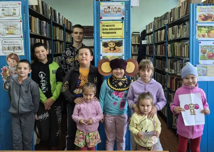 Участники праздника во главе с Чебурашкой