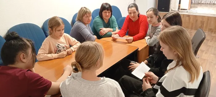 на фото участники игровой пргограммы (2)