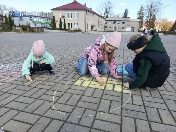 на фотографии дети рисуют планеты