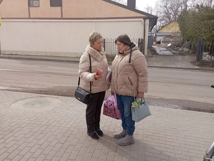 на фотографии  раздача листовок