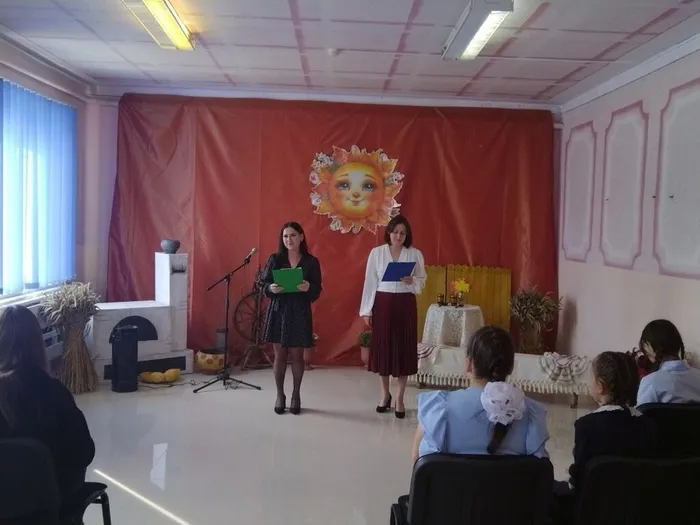 Ведущие праздника Алфёрова Джульетта и Никанорова Ксения (1)