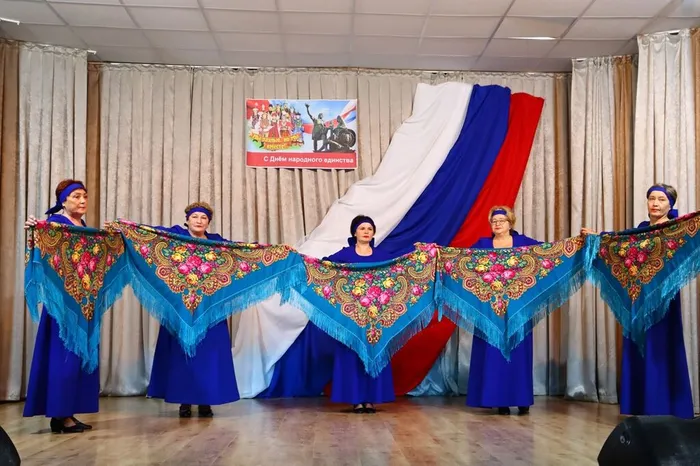на сцене танцевальный коллектив Рябинушки