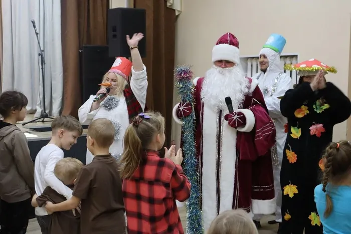 на фото герои играют с ребятами