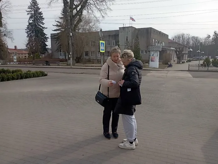 на фотографии сотрудник ДК рассказывает о действия при обнаружении подозрительного предмета