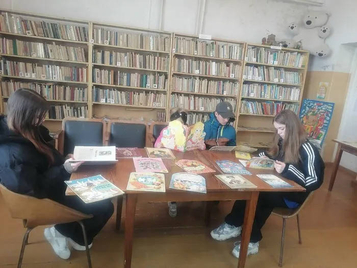 на фото посетители библиотеки