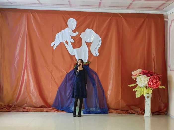 Смыкалова Дарья исполняет песню Спасибо мама