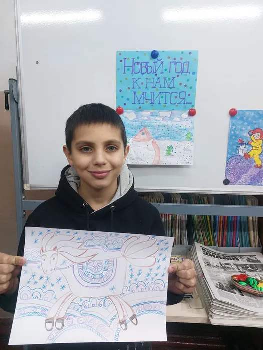 На фотографии Машкович Тимур рисунком Ноаогодняя лошадь мчится