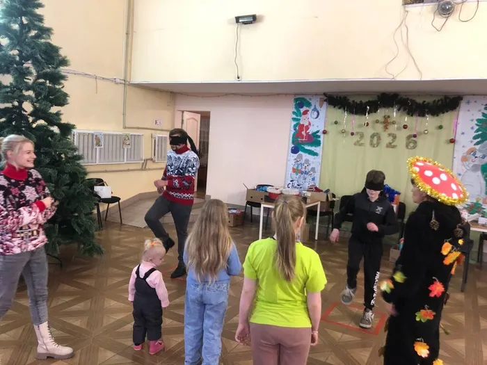 на фотографии участники игровой программы (6)