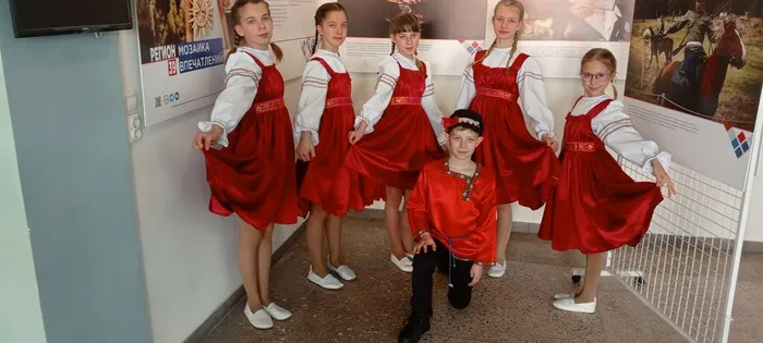на фотографии танцевальный коллектив Росинка (1)