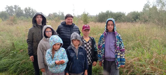 На фото фрагмент экологической экскурсии Природная кладовая (3)