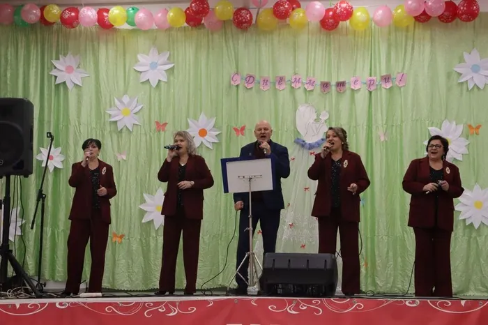 на фото группа Премьера и Виктор Макаров