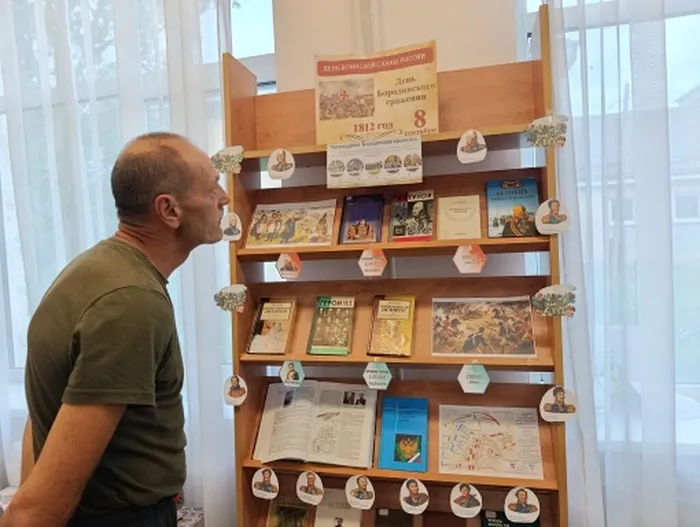 Шевчук О. рассматривает книжную выставку