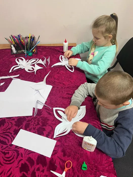 на фото ребята за работой