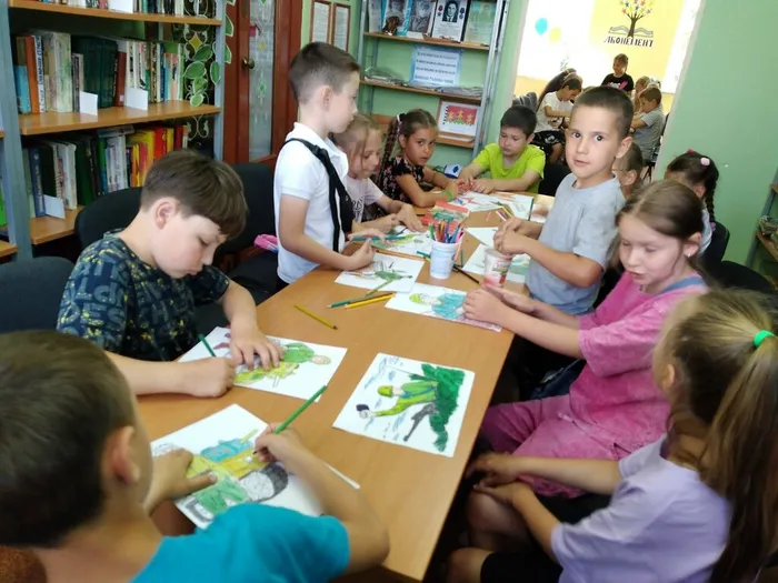 Дети рисуют рисунки о войне