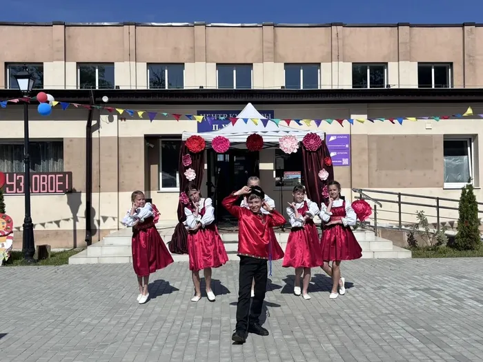 На фото фрагменты праздничной программы Здесь Родины начало (3)