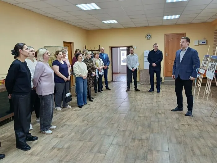 на фотографии фрагмент открытия выставки