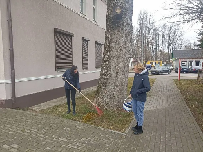 на фото сотрудники музея на субботнике