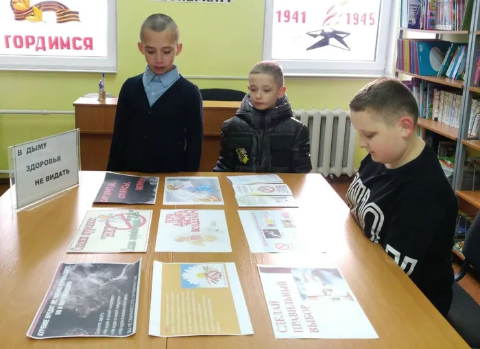 Ребята у выставки