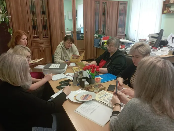 на фото обсуждение предстоящего фестиваля