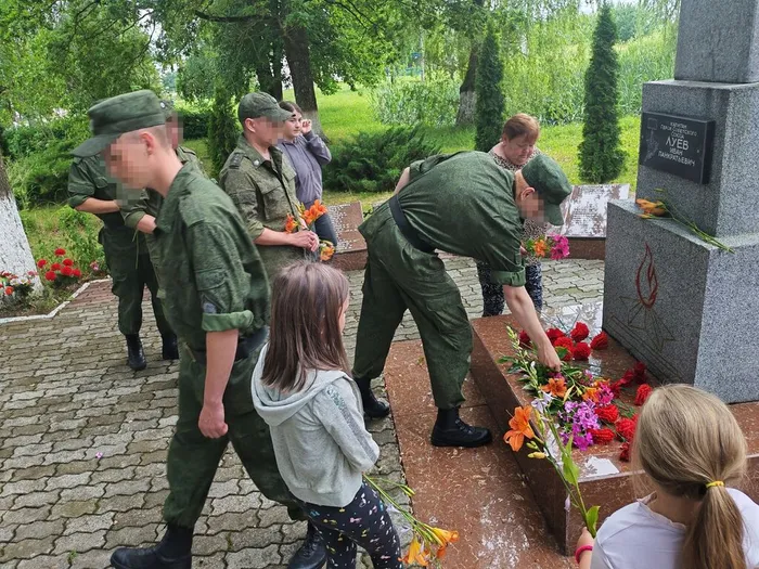 Участники мероприятия возлогают цветы