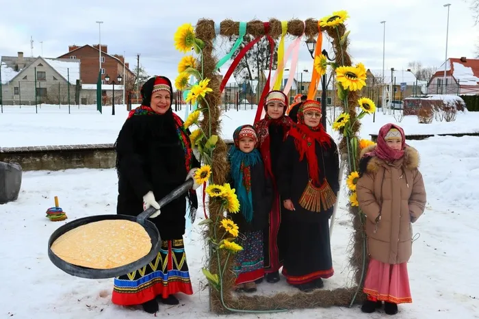на фотографии фольклорный ансамбль Беседушка