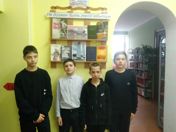 Ребята у выставки