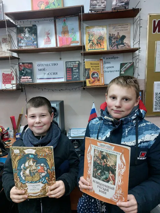 На фотографии юные читатели с книгами для домшнего чтения