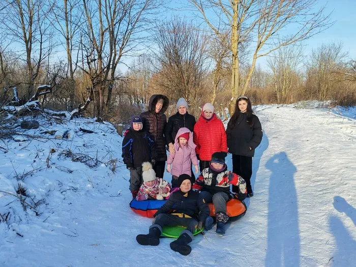 на фотографии ребята и сотрудники Дома культуры