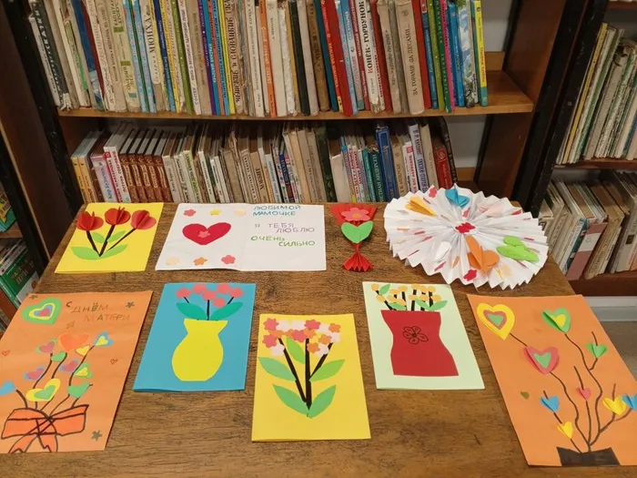 на фотографии открытки ребят