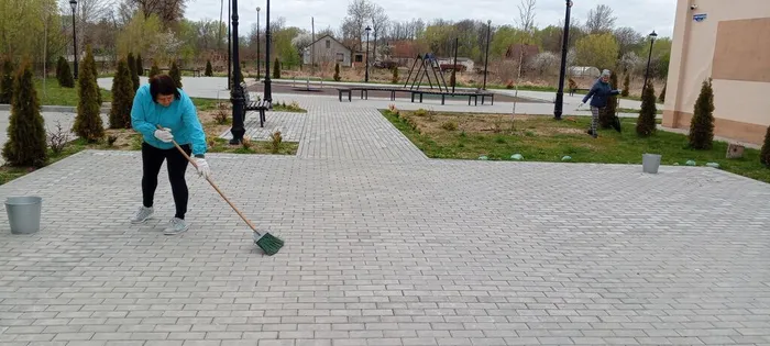 На фото сотрудники Центра Культуры убирают территорию учреждения (3)