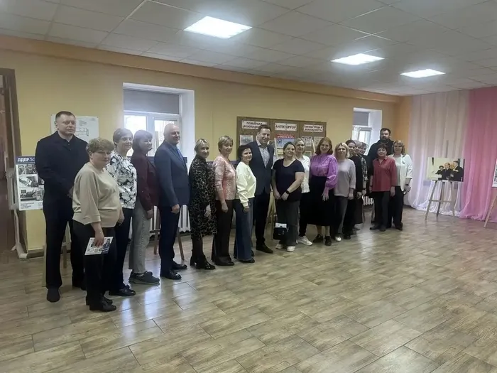 на фотографии посетители выставки