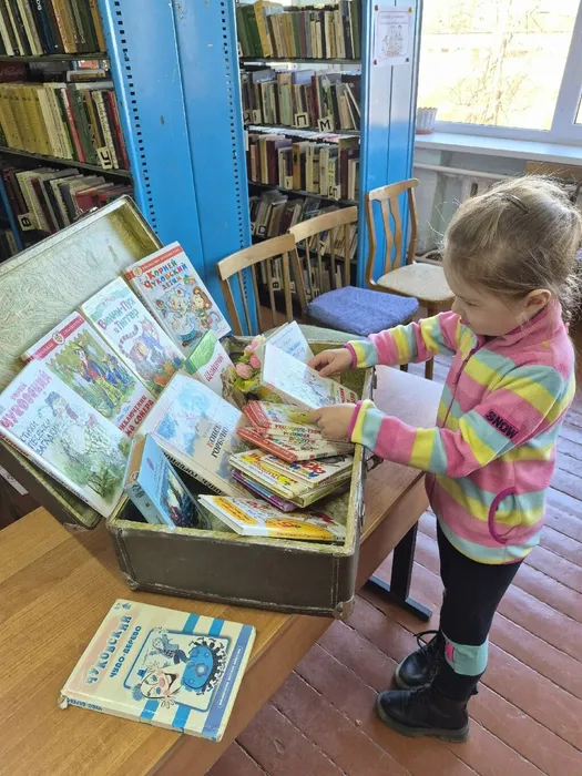 Самая маленькая участница Варя знакомится с богатством чемодана