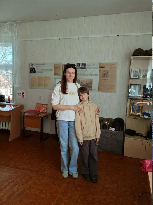 на фотографии постеители музея