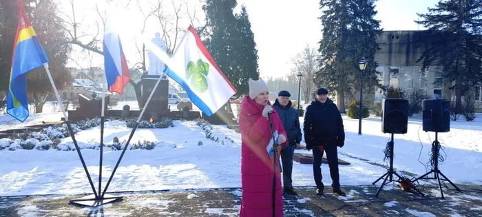 на фото ведущая