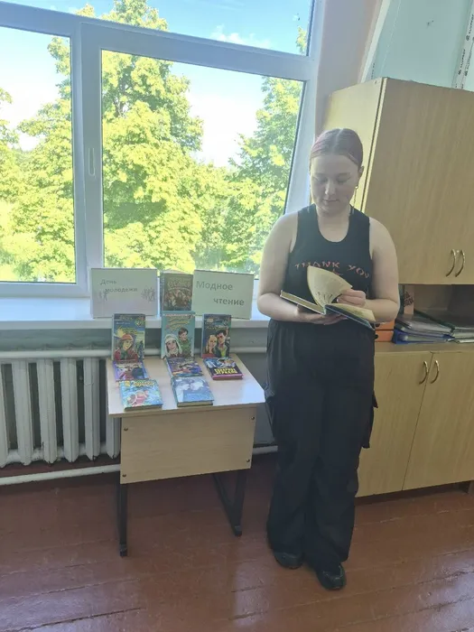Пользователи у книжной выставки