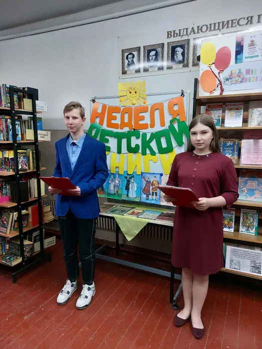 На фотографии ведущие праздника волонтёры культуры Крылов М. и Драгоценная В.