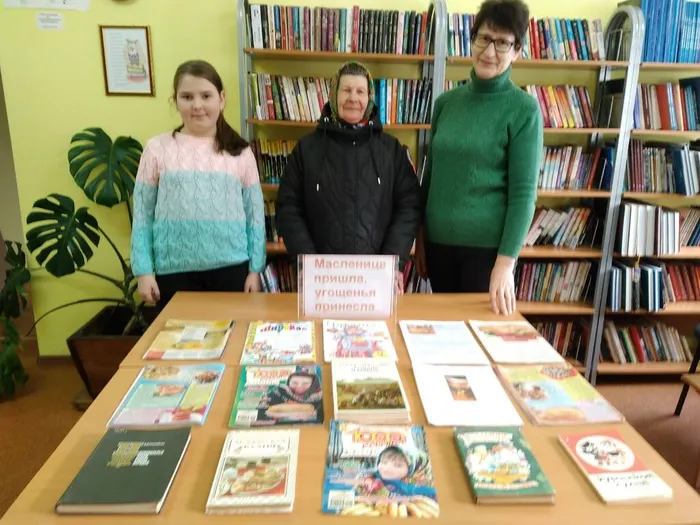 Наши читатели у выставки
