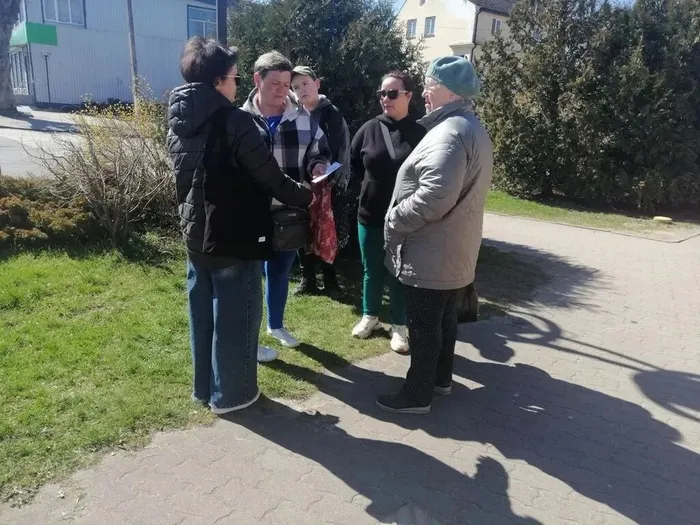 на фотографии акция, по раздаче листовок