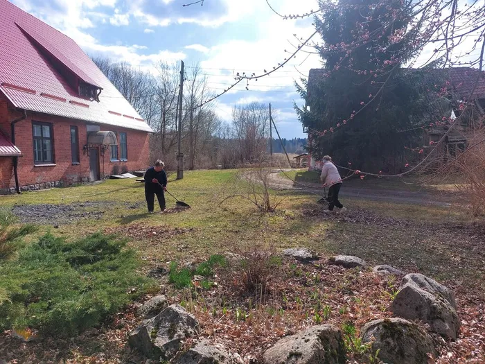 На фотографии уборка прилегающей территории