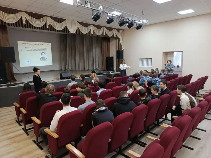 на фотографии ребята отвечают на вопросы