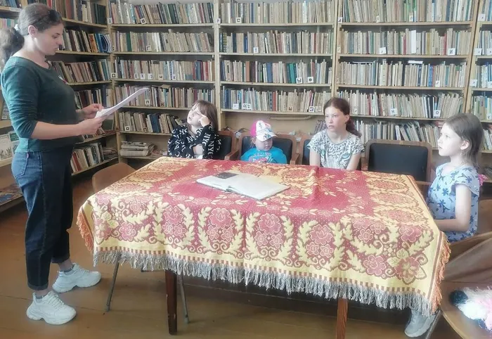 на фотографии посетители библиотеки