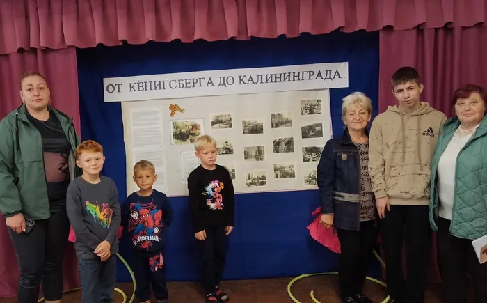 участники литературной трибуны у стенда От Кёнигсберга до Калининграда.