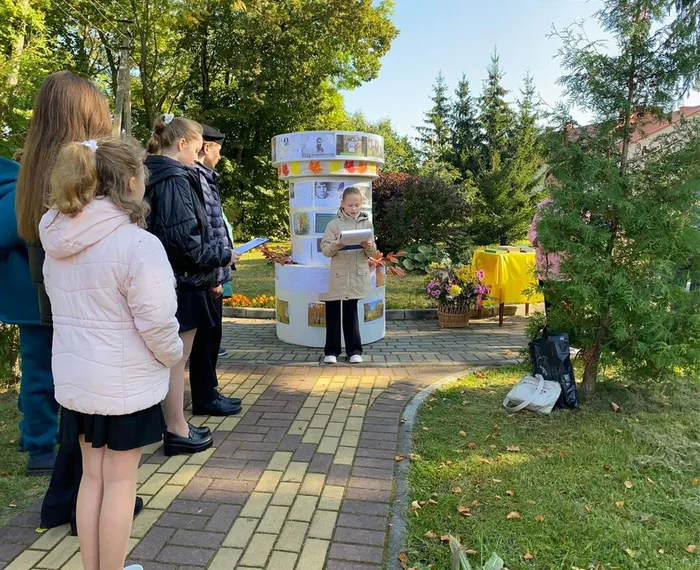 на фото школьники читают стихи Есенина