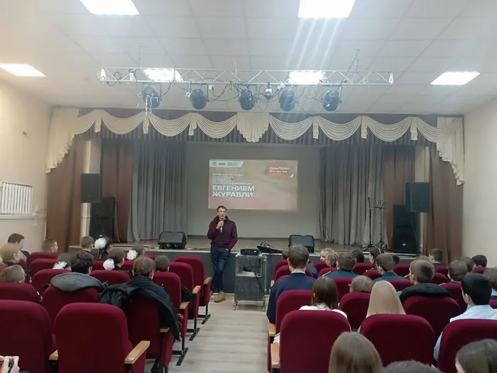 на фото Евгений Журавли