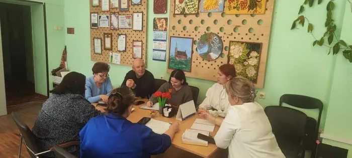 на фотографии участники совещания