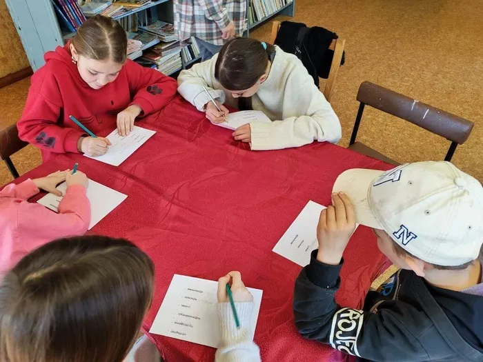 на фотографии участники мероприятия (4)