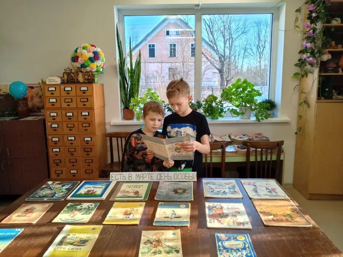 на фотографии посетители библиотеки (1)