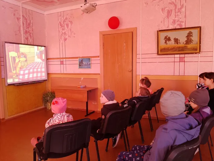 на фото ребята смотрят мультфильм (2)