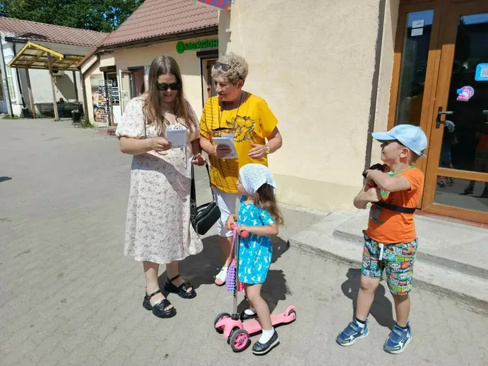 на фотографии участники акции